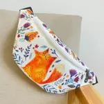 Ledvinka BUMBAG Liška a květiny na bílém pozadí