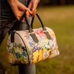 Dámská kabelka Barrel – textilní potisk Světlé květy