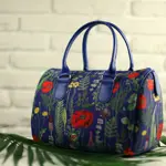 Dámská kabelka Barrel – textilní potisk máky na modrém pozadí