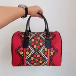 Dámská kabelka Barrel – textilní potisk ornament na červeném pozadí