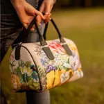 Dámská kabelka Barrel – textilní potisk  Jasné květiny