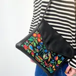 Dámský klutch konvert – elegantní sametová kabelka s potiskem Pták v květinách