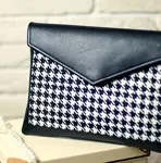 Dámský klutch konvert – elegantní sametová kabelka s potiskem Černobílý tisk