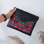 Dámský klutch konvert – elegantní sametová kabelka s potiskem Květiny