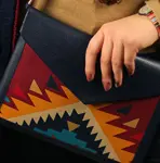 Dámský klutch konvert – elegantní sametová kabelka s potiskem Etnický ornament