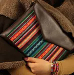 Dámský klutch konvert – elegantní sametová kabelka s potiskem Barevné pletení