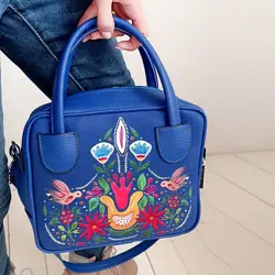 Dámská kabelka Kitto – sametový potisk Ptáci a květiny na modrém pozadí