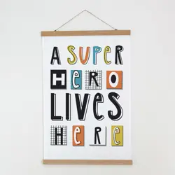Látkový plakát na zeď A super hero lives here