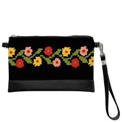 Malá kabelka přes rameno Řada květin na černém pozadí