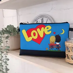 Malá kabelka přes rameno Love is