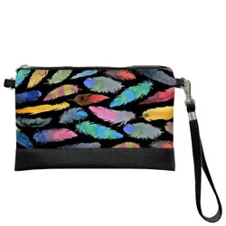 Malá kabelka přes rameno Barevné peří na černém pozadí