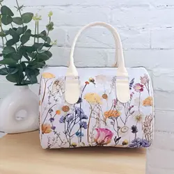 Dámská kabelka Barrel – textilní potisk Luční květiny na světlém pozadí