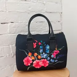 Dámská kabelka Barrel – textilní potisk Světlá kytice na černém pozadí