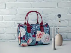 Dámská kabelka Barrel – textilní potisk Růže na šedém pozadí 