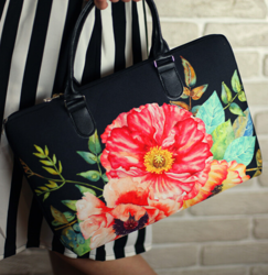 Taška Sakvoyage na notebook XXL Květiny na černém pozadí