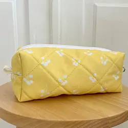 Kosmetická taška Pusheen – stylová a prostorná taštička na kosmetiku Květiny na žlutém pozadí