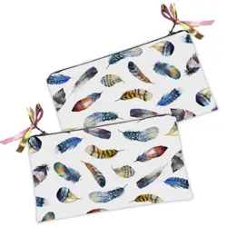 Kosmetická taška MINI – malá látková taštička s potiskem vícebarevné peří na bílém pozadí