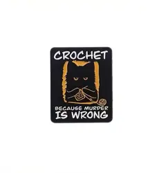 Pin – "crochet because murder is wrong"  Černá kočka