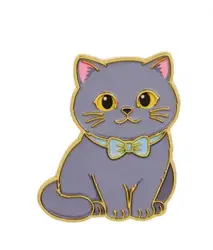 Smaltovaný pin Šedá kočka s mašlí