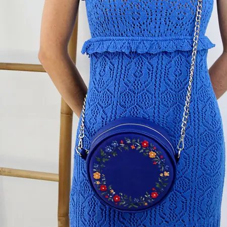 Kabelka tablet Věnec z květin (modré pozadí)