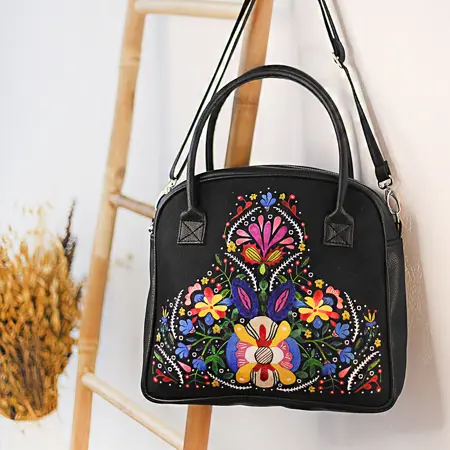  Kabelka s potiskem Oxford Divoká květina na černém pozadí