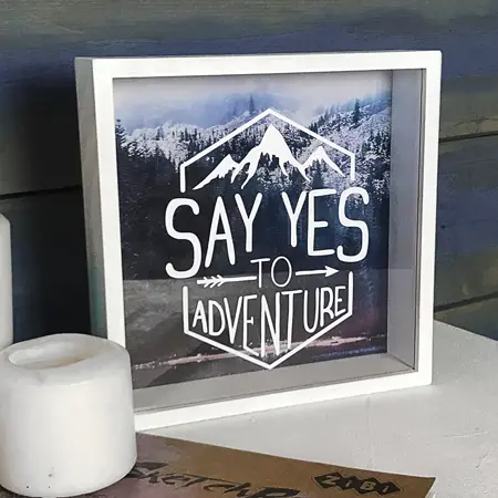 Dřevěná pokladnička na peníze say yes to adventure