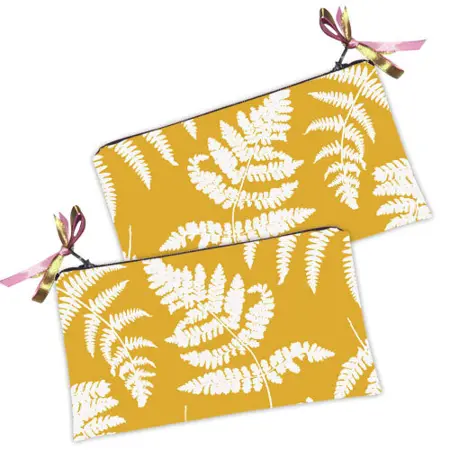 Kosmetická taška MINI – malá látková taštička s potiskem kapradiny na žlutém pozadí