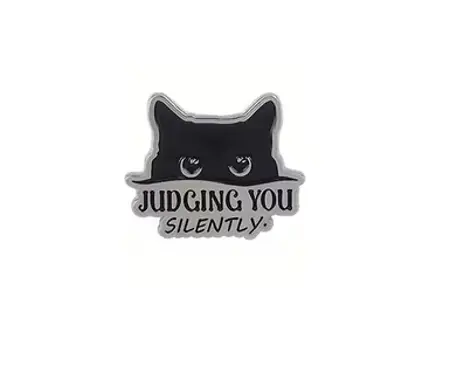 Pin – Judging you Černá kočka
