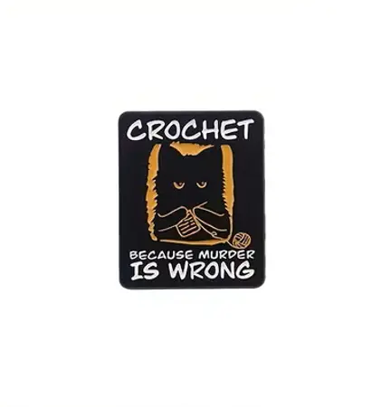 Pin – "crochet because murder is wrong"  Černá kočka