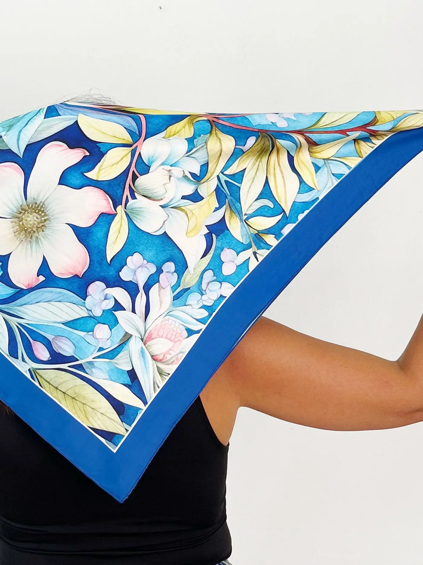 Elegantní šátek z hedvábí Armani Květinová elegance 68 × 68 cm – ruční výroba  - fotografie 3