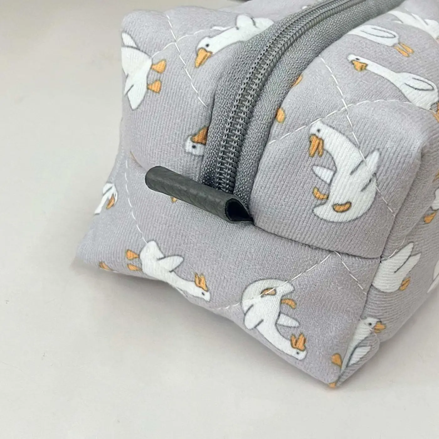 Kosmetická taška Pusheen – stylová a prostorná taštička na kosmetiku Husy  - fotografie 2