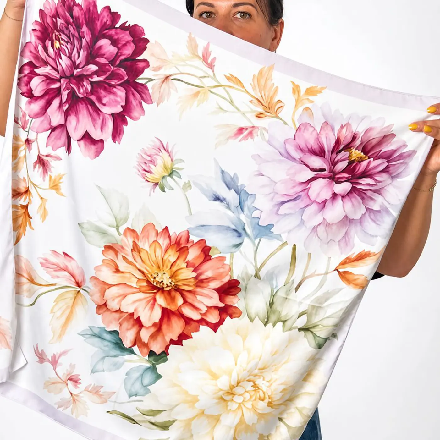 Elegantní šátek z hedvábí Armani něžné Jiřiny 68 × 68 cm – ruční výroba  - fotografie 4