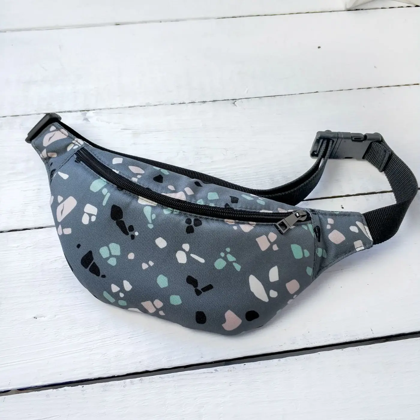 Ledvinka BUMBAG Šedá mozaika - fotografie 1