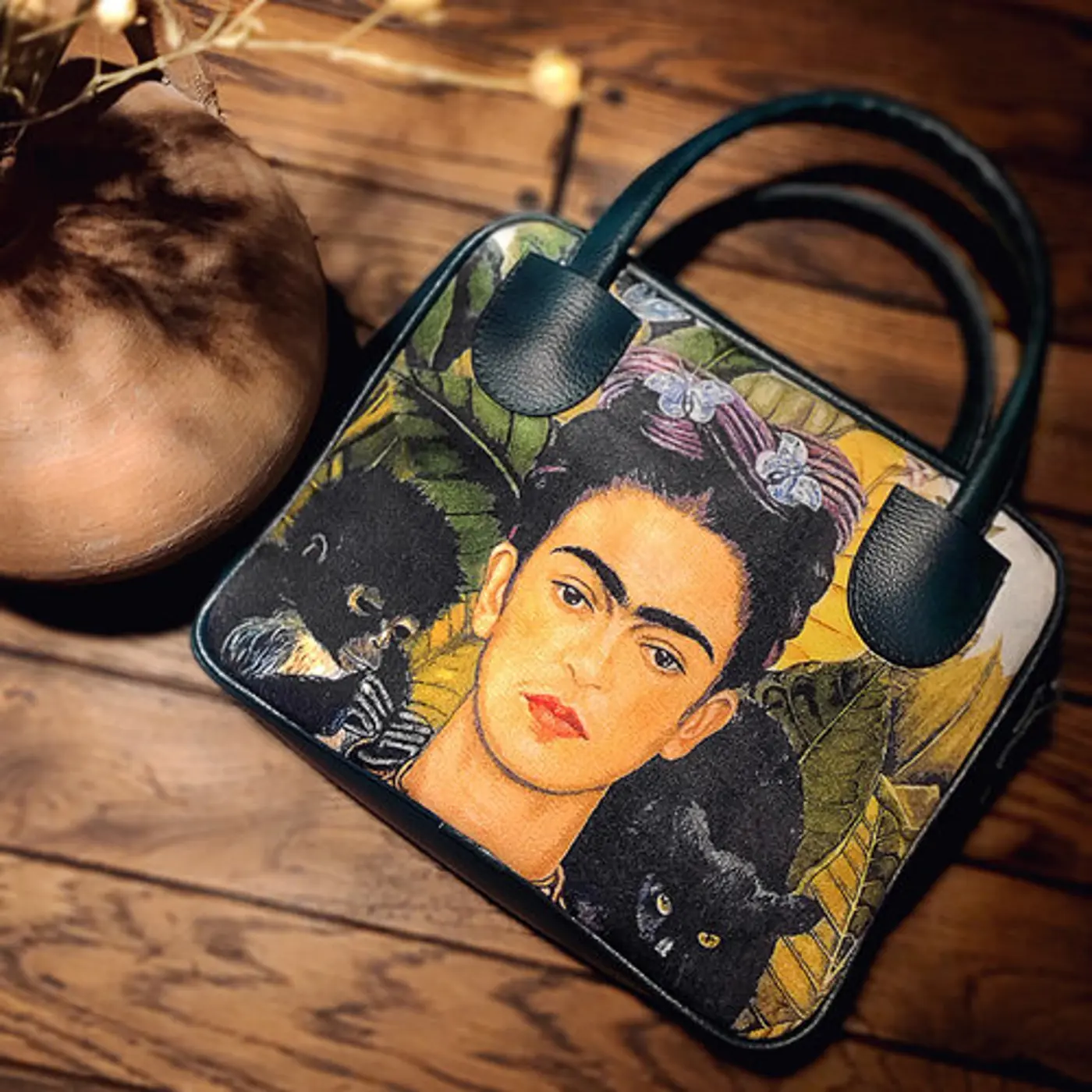 Dámská kabelka Kitto – sametový potisk Frida Kahlo  (tmavě zelená) - fotografie 1