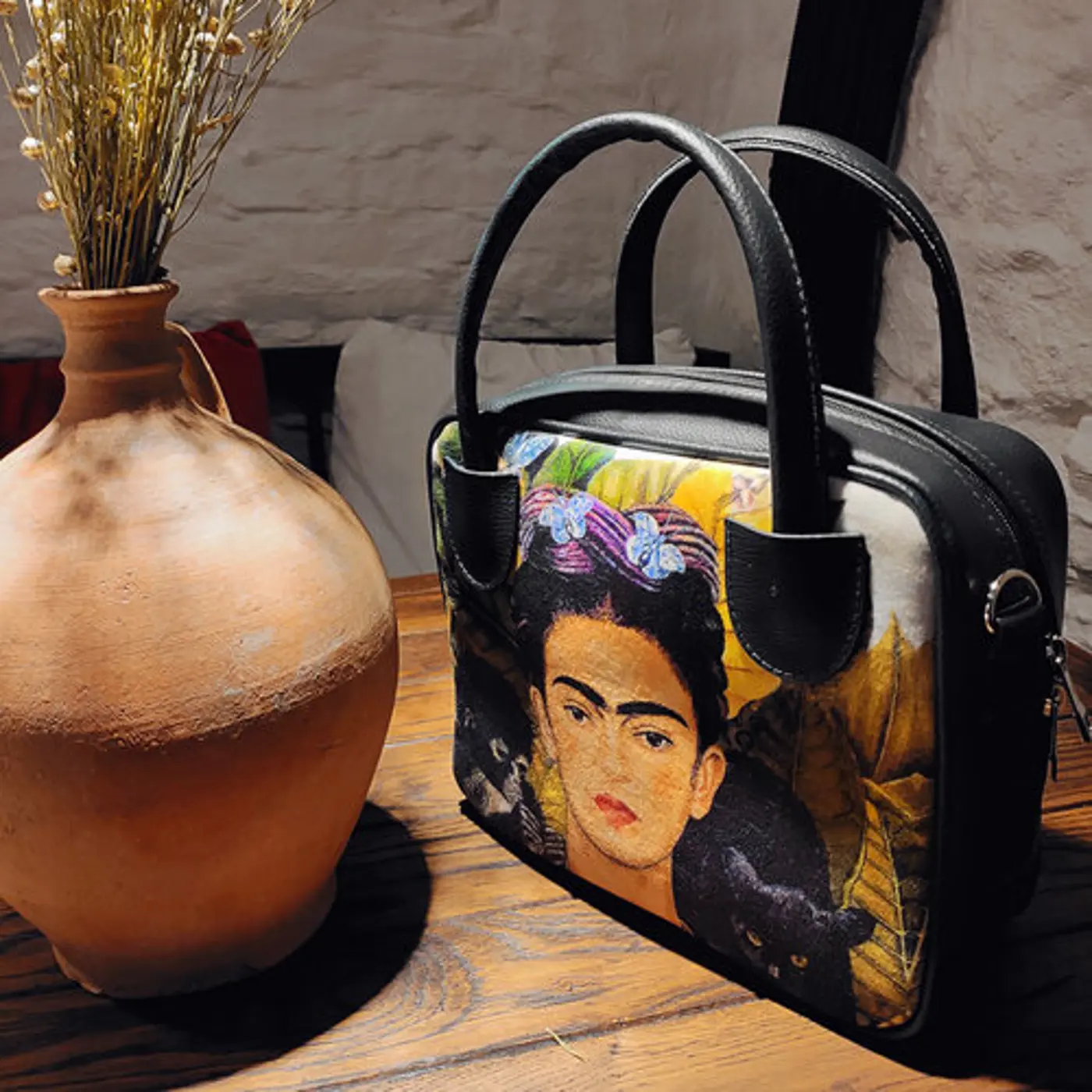 Dámská kabelka Kitto – sametový potisk Frida Kahlo (černá) - fotografie 1