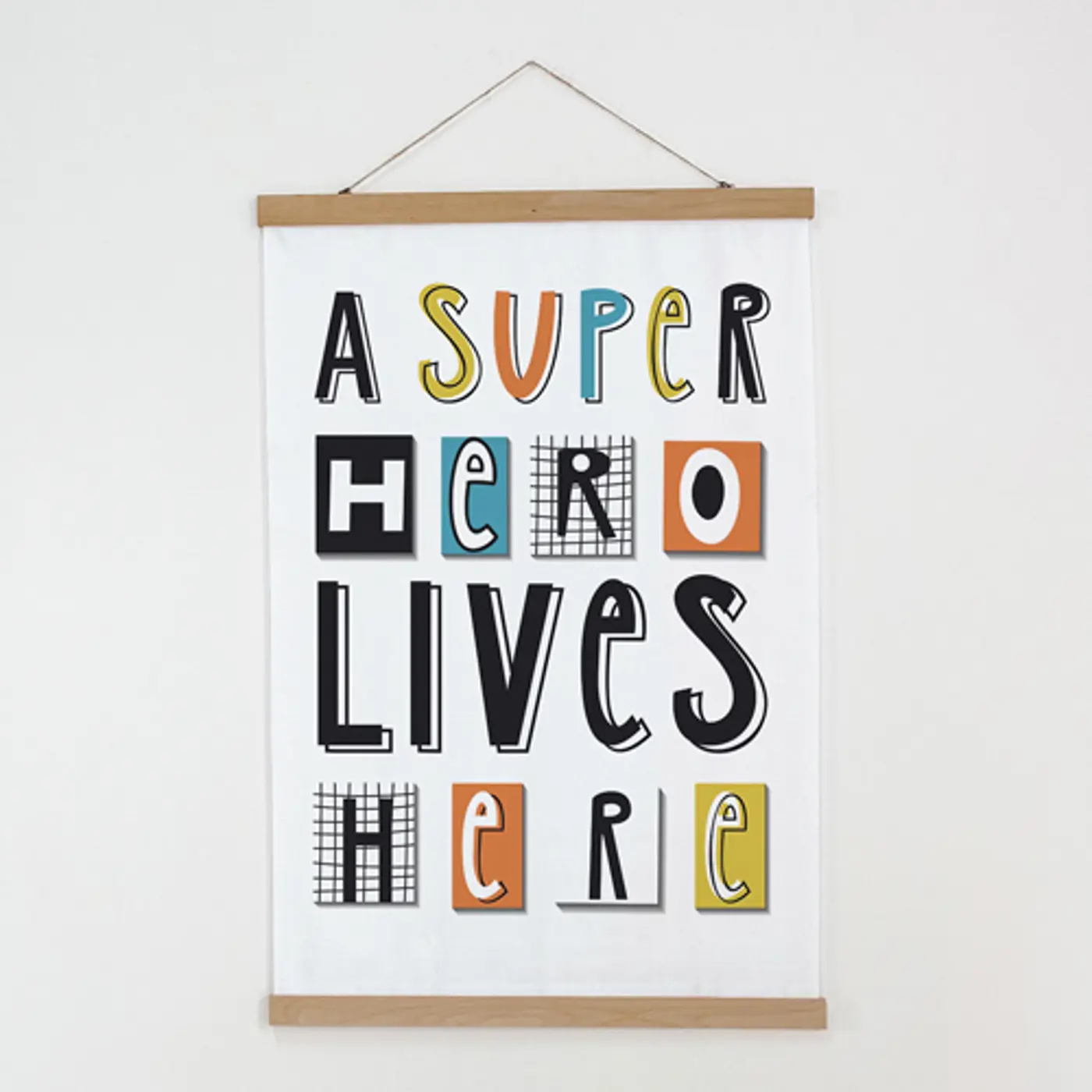 Látkový plakát na zeď A super hero lives here - fotografie 1