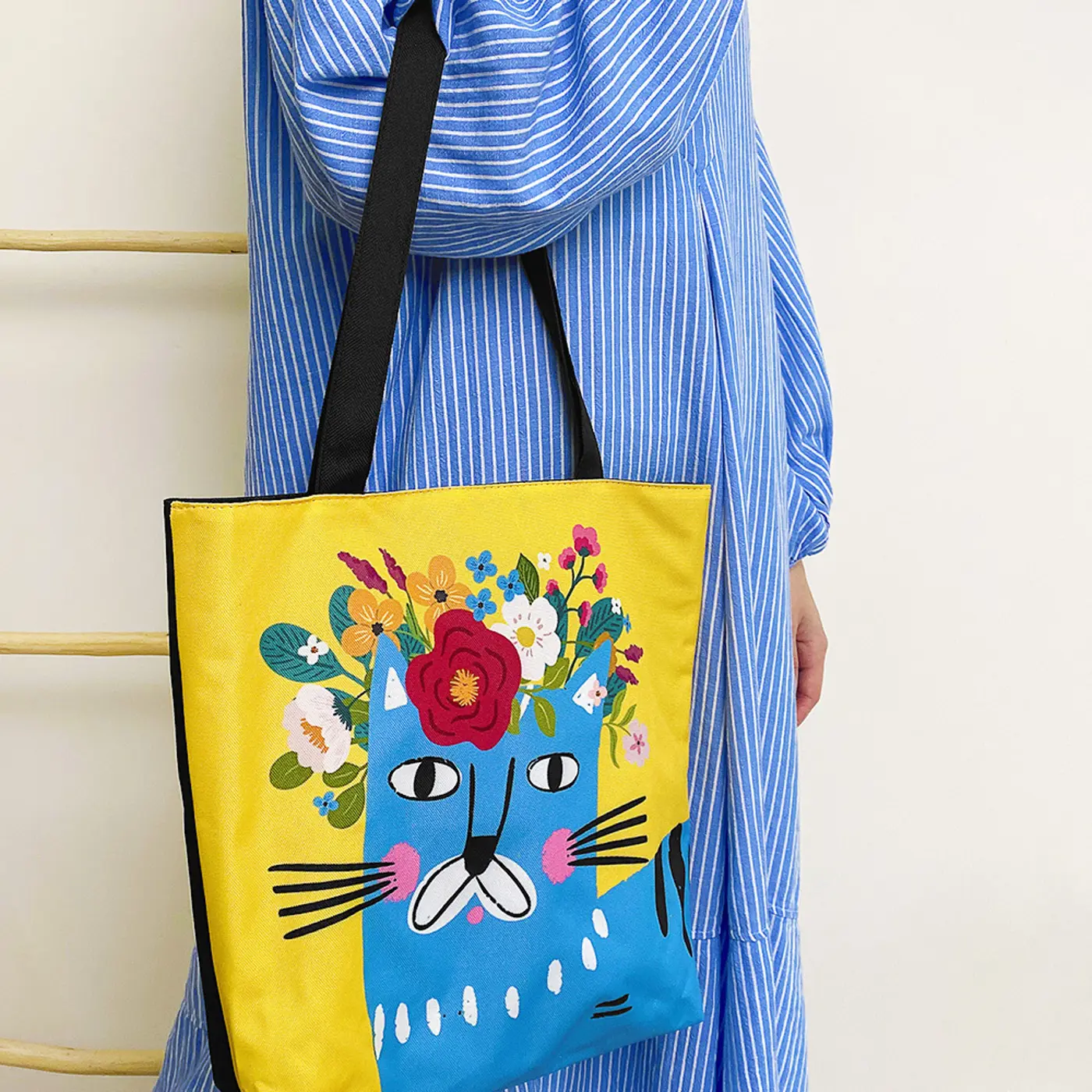 Textilní taška Tenderness Kočka ve věnci – stylový shopper na zip  - fotografie 1