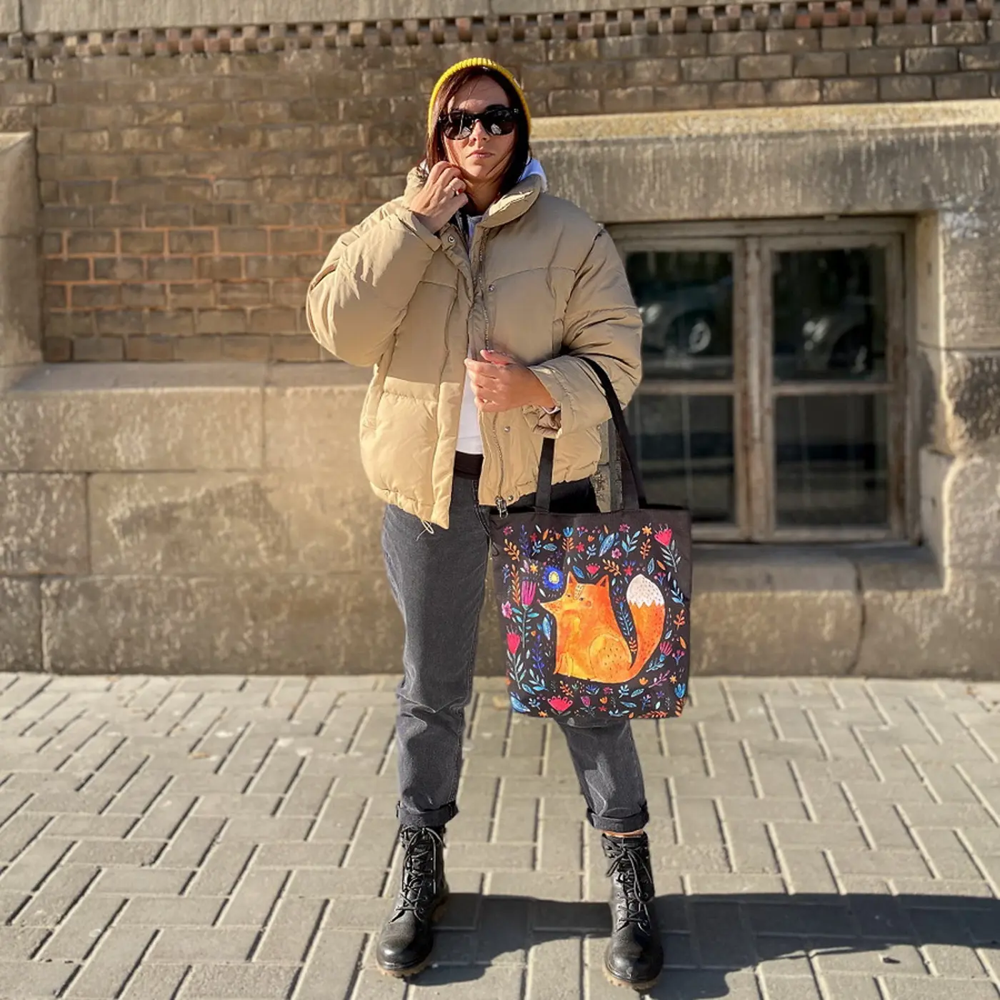 Textilní taška Tenderness Liška a květiny na černém pozadí – stylový shopper na zip - fotografie 2