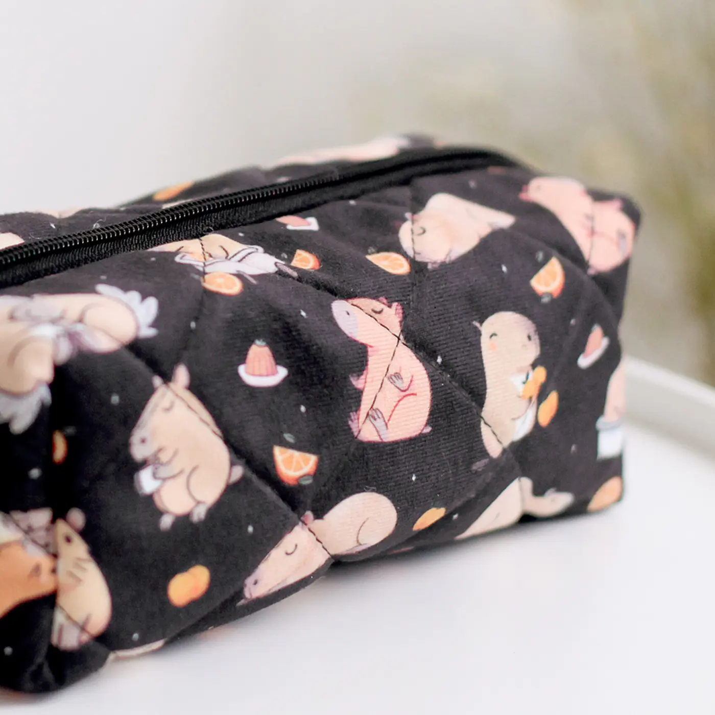 Kosmetická taška Pusheen – stylová a prostorná taštička na kosmetiku Kapybara - fotografie 2